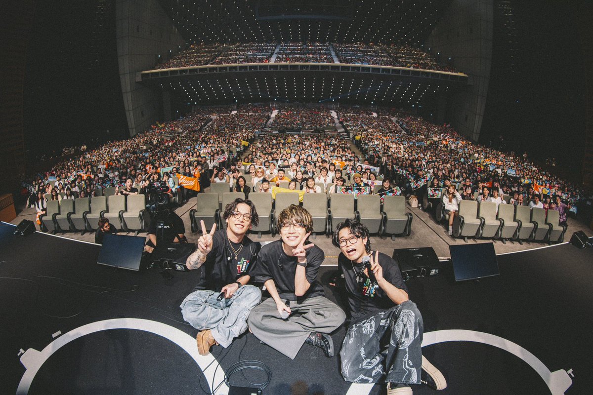 megane_no_kai's tweet photo. メガネの会 第二弾終演!!

素晴らしいメンバーで最高の第二弾となりました👓✨

アーティスト仲間の3人の熱い想いのステージは圧巻でした😖‼️

#川崎鷹也 #TaniYuuki #優里

photo by 西槇太一 https://t.co/xqWvvpJIjO