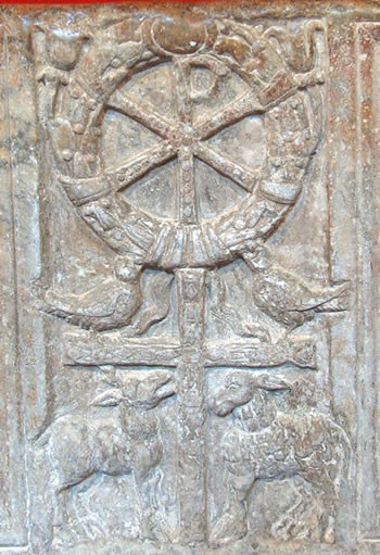 mrodrivelasco's tweet photo. En sus primeras imágenes (s.IV) la Crucifixión es simbólica, con el crismón como signo triunfal y los animales, alegoría del alma salvada. En las miniaturas del XIV se explicita el cumplimiento de la salvación con Cristo, "nuevo Adán" y la cruz, "árbol de la vida".
#ContemplArte https://t.co/m76pwesaBe