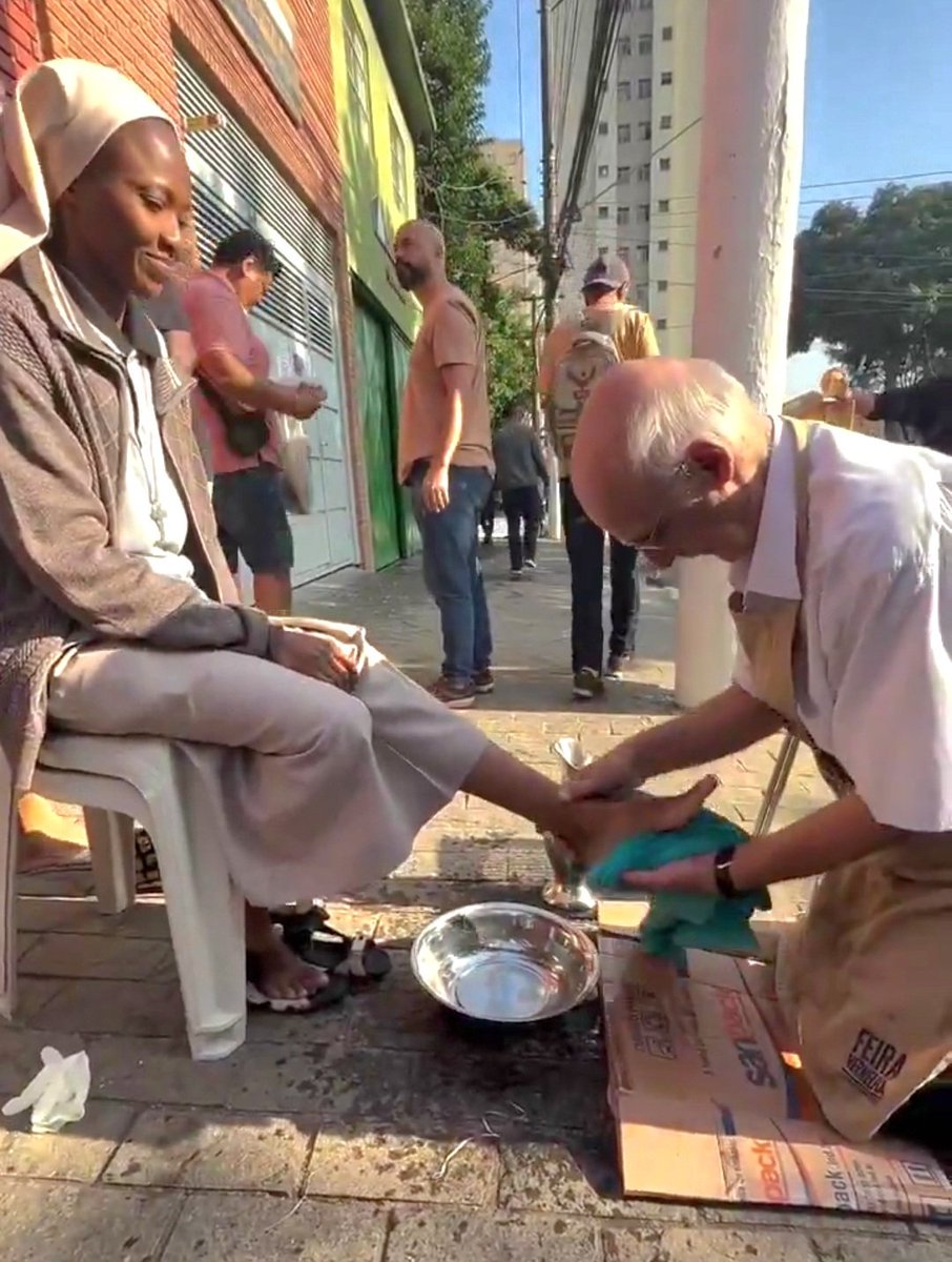 PedroRonchi2's tweet photo. Padre Júlio Lancellotti na rua // Pastor André Valadão na Louis Vuitton https://t.co/MNPA6uxpgC