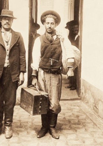 Historia de Colombia (@colombia_hist) on Twitter photo "Se les decía turcos, porque llegaban con pasaporte turco-otomano (imperio que los dominó hasta la primera guerra mundial), pero en realidad procedían de Líbano, Siria, Palestina y Jordania".
Historia del pueblo árabe en Colombia:
panoramacultural.com.co/pueblos/3839/b…
Por <a href="/P_Cultural/">Panorama Cultural</a> "Se les decía turcos, porque llegaban con pasaporte turco-otomano (imperio que los dominó hasta la primera guerra mundial), pero en realidad procedían de Líbano, Siria, Palestina y Jordania".
Historia del pueblo árabe en Colombia:
panoramacultural.com.co/pueblos/3839/b…
Por <a href="/P_Cultural/">Panorama Cultural</a>