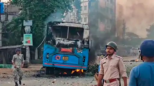 debashish77404's tweet photo. #ArvindKejriwal 
#sudhirchaudharykailasadhikari 
#WestBengal 
#MurshidabadViolence 
Mr Pm No country can be run like India . invader taking hot chapati on edge. https://t.co/6xyUYPkPzb