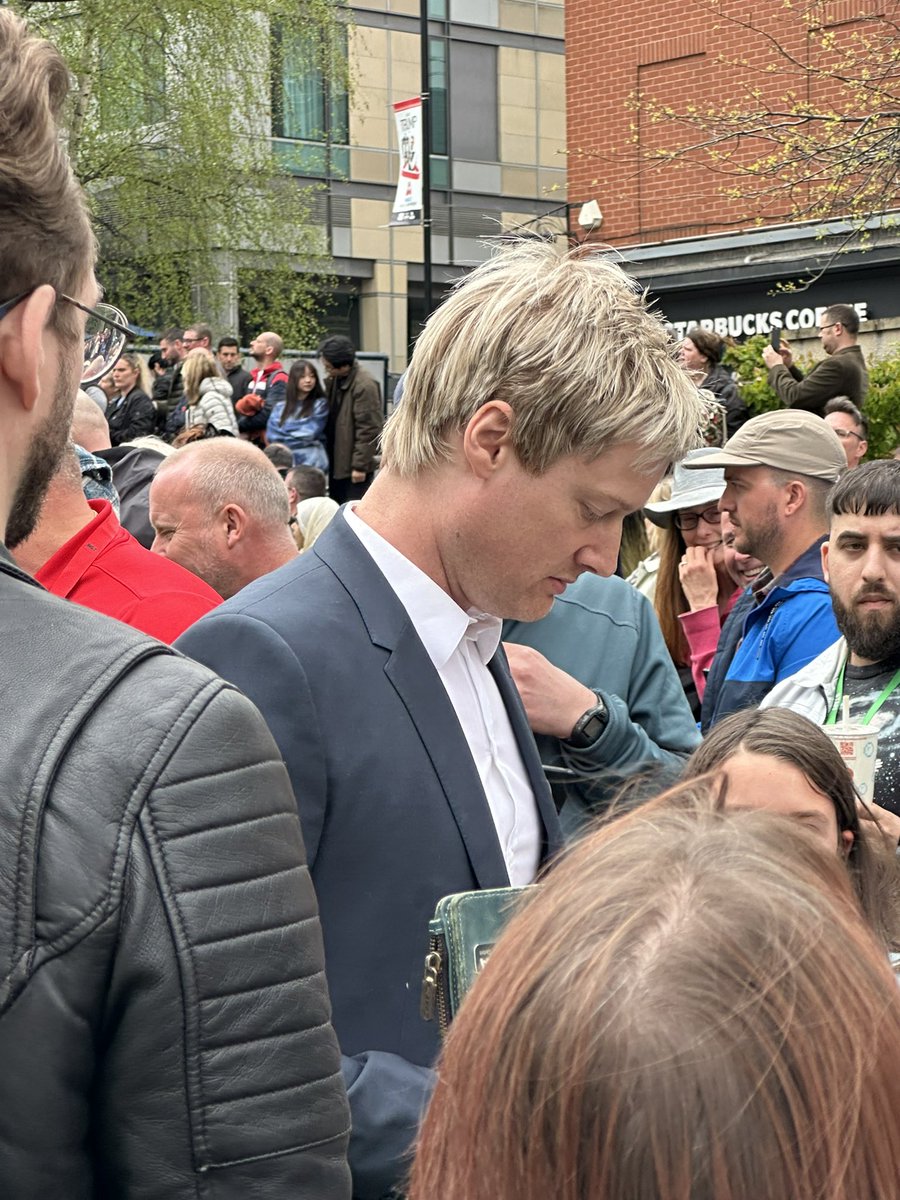 neil_barrett's tweet photo. Green carpet parade at the snooker https://t.co/ebdt3OiMK5