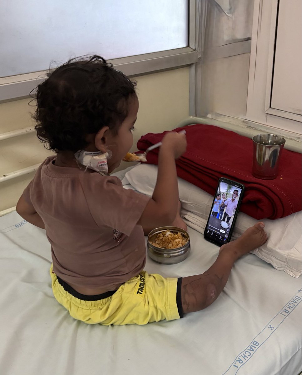 A 3 yr old kid with #leukemia on #chemotherapy enjoying his meal on a latest and trending baby feeding style. Mother, Kid and our dietician all are happy with the end result. #PediatricOncology 
#PediatricHematology