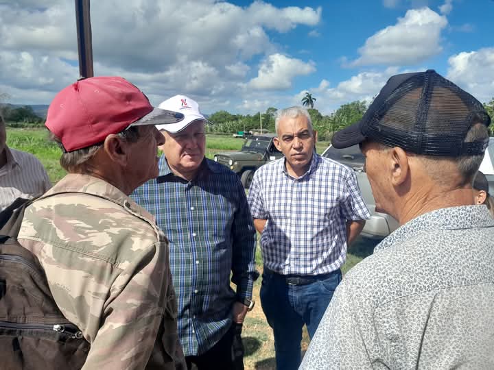 El Viceprimer Ministro cubano, Jorge Luis Tapia Fonseca, intercambia con productores agrícolas de la CCS Niceto Pérez, en #Mayarí. El encuentro reafirma la importancia del diálogo con quienes trabajan directamente la tierra. #HolguinSi #HonorHolguinero