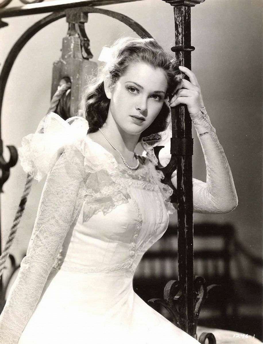 LaurasMiscMovie's tweet photo. Frances Rafferty was born in Iowa June 16, 1922. Supporting & bit roles at MGM, 1942-1946. Later on TV's DECEMBER BRIDE and PETE AND GLADYS. Seen here as one of the sisters in MGM's SEVEN SWEETHEARTS (1942). Died in Paso Robles, CA in 2004. #FrancesRafferty https://t.co/IczUN1Lyap