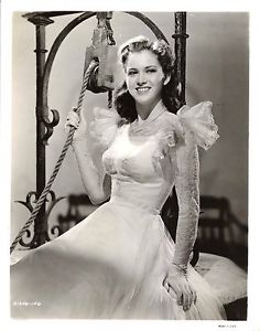 LaurasMiscMovie's tweet photo. Frances Rafferty was born in Iowa June 16, 1922. Supporting & bit roles at MGM, 1942-1946. Later on TV's DECEMBER BRIDE and PETE AND GLADYS. Seen here as one of the sisters in MGM's SEVEN SWEETHEARTS (1942). Died in Paso Robles, CA in 2004. #FrancesRafferty https://t.co/IczUN1Lyap