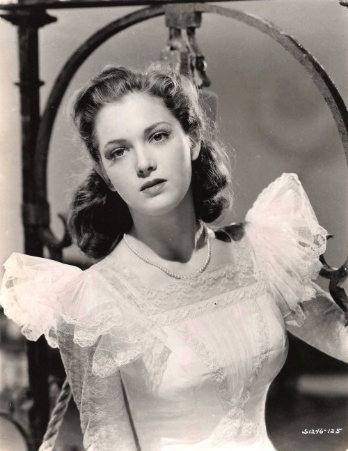 LaurasMiscMovie's tweet photo. Frances Rafferty was born in Iowa June 16, 1922. Supporting & bit roles at MGM, 1942-1946. Later on TV's DECEMBER BRIDE and PETE AND GLADYS. Seen here as one of the sisters in MGM's SEVEN SWEETHEARTS (1942). Died in Paso Robles, CA in 2004. #FrancesRafferty https://t.co/IczUN1Lyap