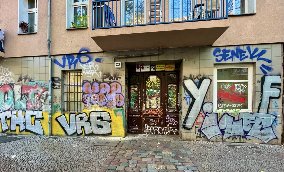 Sarincasm's tweet photo. Throwback #Berlin #Neukoln #StreetPhotography #StreetArt #Graffiti https://t.co/Qqz3JJ0Zys
