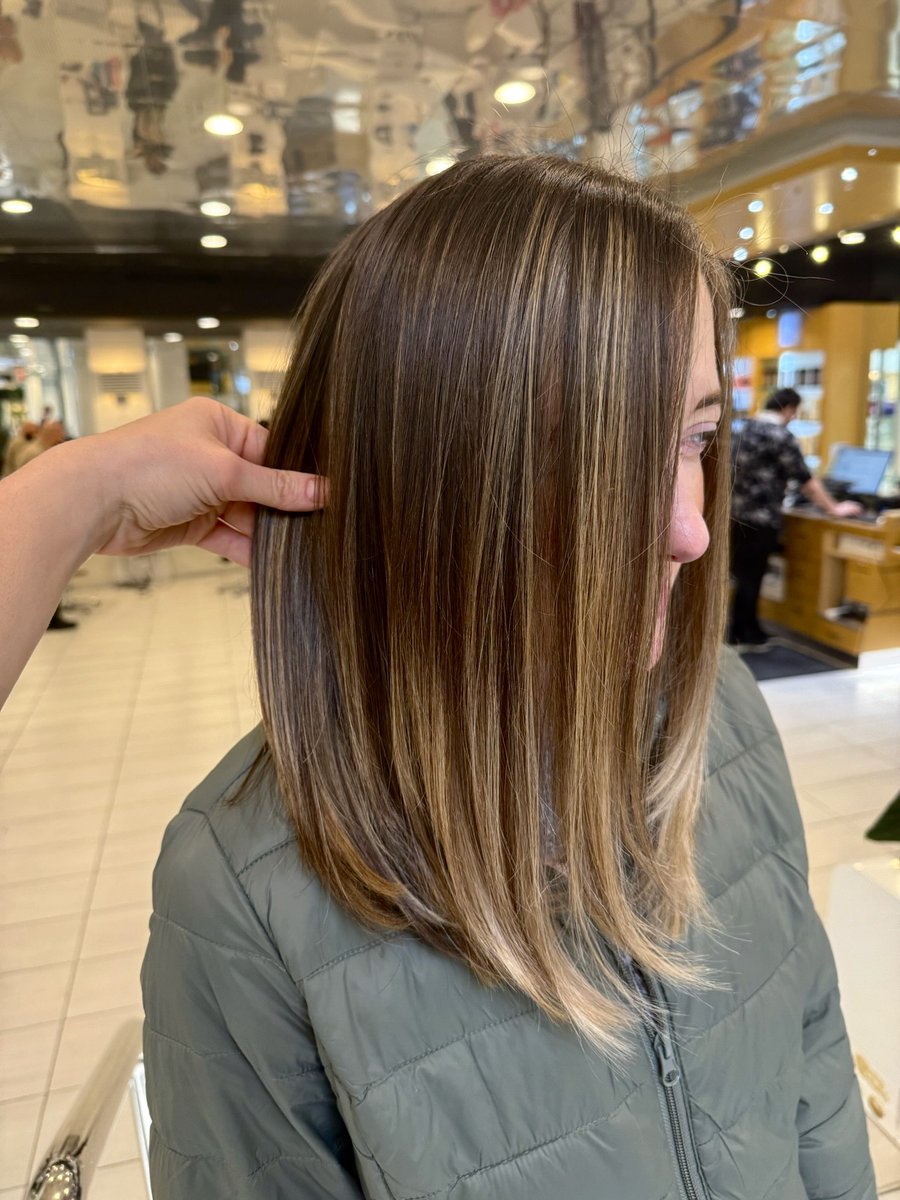 charlesifergan's tweet image. Say goodbye to frizz and hello to flawless. ✨ Amanda at our Oakbrook salon just gave this hair the Brazilian Blowout glow-up + a gorgeous cut to match!
Book your transformation today and feel the smooth difference. #OakbrookSalon #HairGoals #FreshColor #BrazilianBlowout