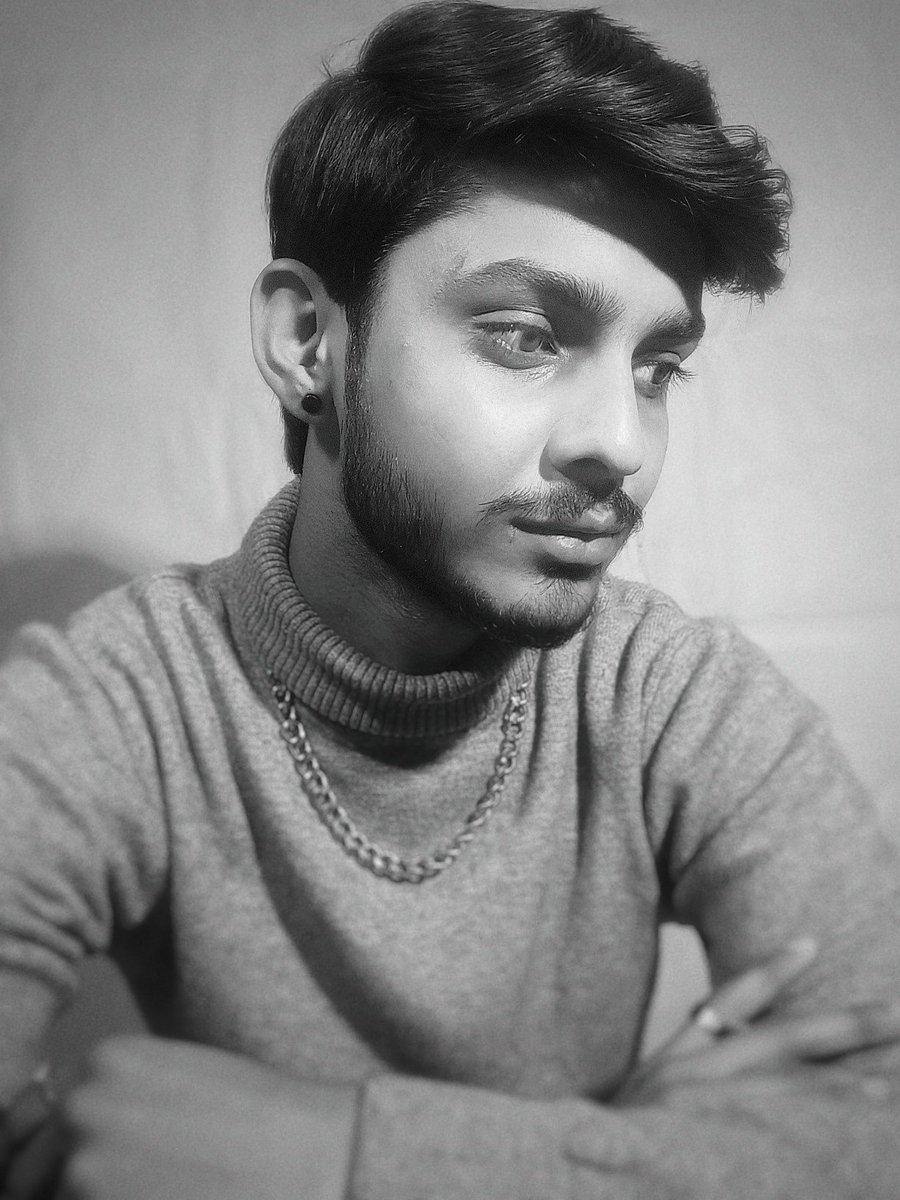 Officialbariib's tweet photo. Kya ho raha hai aaj kal? Comment may btao 🤔💭👀 #blackandwhitephotography  #monochromephotography #urbanstyle https://t.co/V3Y74Suol0
