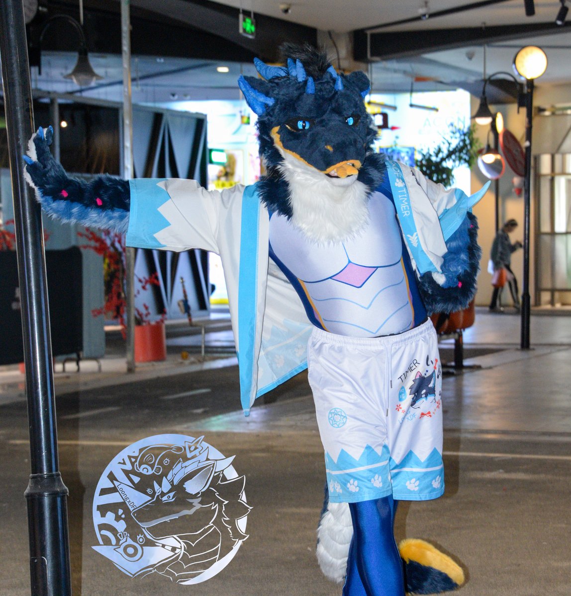 #FursuitFriday 
I 扶了 You 
你怎么歪歪的？