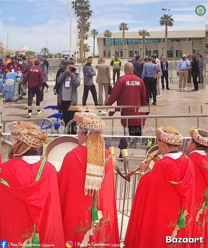 ✍️| هل هذا الاستقبال الذي خصص لفريق جزائري ضيف في #المغرب، تودد مبالغ فيه لدولة عدوة، أم هو تعبير عن رقي الدولة المغربية واحترامها للأعراف الدولية؟
#الجزائر