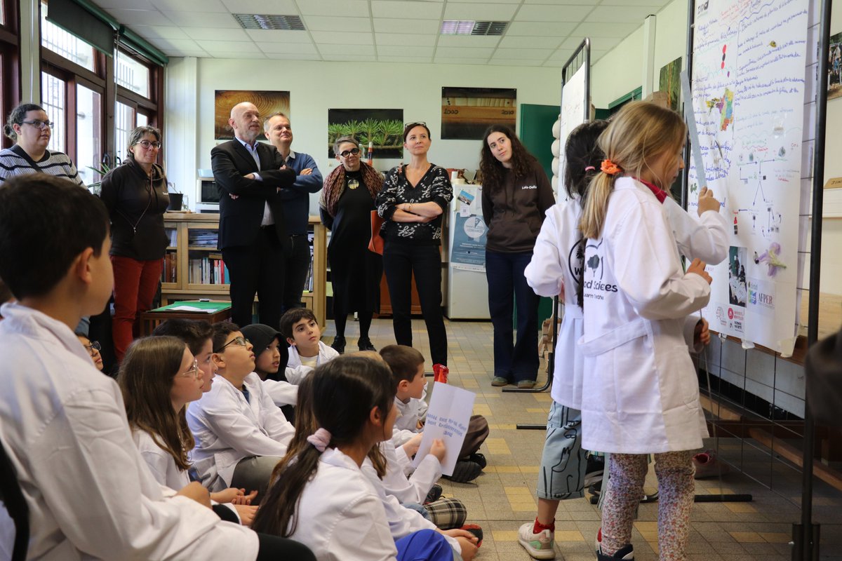 Philippe_Auge's tweet photo. Heureux de participer à la clôture du Wood Sciences Camp, stage immersif sur la théme bois/forêt pour les enfants de 8 à 11 ans, organisé par le Master Sciences du bois @FacsciencesUM avec l'AFPER. Une action financée par l'appel à projets science-société @ISITE_UM #France2030 https://t.co/Sg7zWZ8eLM