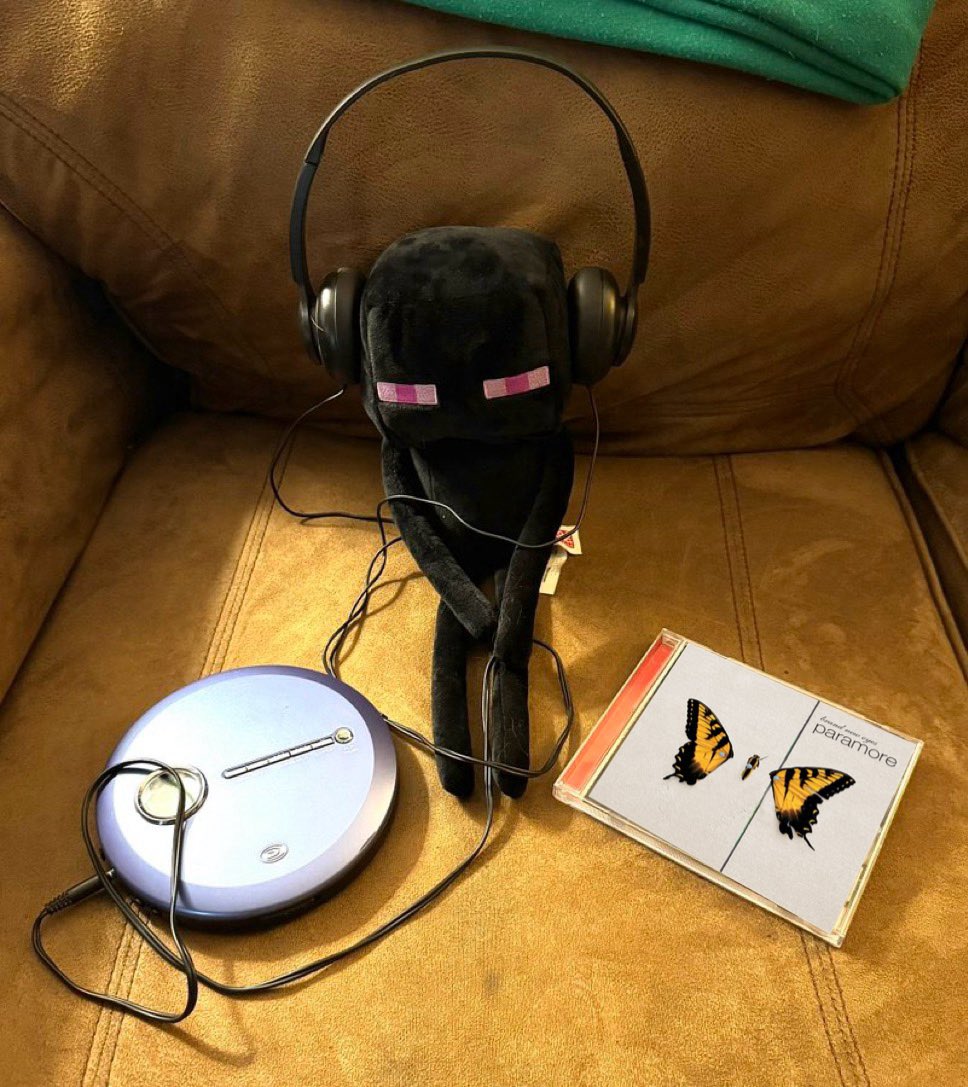 poolofgrudges's tweet photo. He's listening to Paramore https://t.co/mqXS7IUWmm
