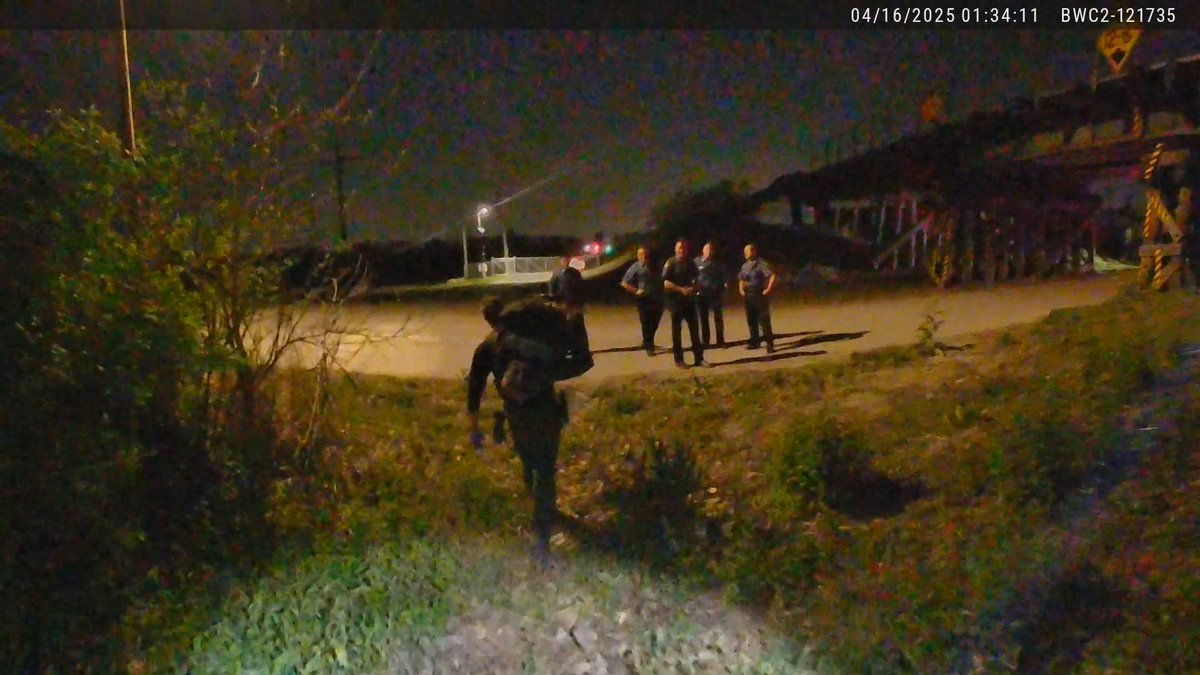 SheriffClayCo's tweet photo. When the suspect who almost struck a cop car, led police on a 2-county pursuit, was driving a stolen vehicle, &amp; had drugs, runs into the woods but then says his leg hurts too much to walk out after he gets caught, deputies improvise. https://t.co/3QCAJw0Jps