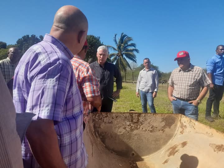 CarlosC64808313's tweet photo. Díaz Canel intercambió con el productor Andrés Fernández Rodríguez, sobre la producción de frijoles y los 8 proyectos de innovación que tiene la Estación Experimental de Pastos y Forrajes Indio Hatuey vinculados a  la finca.
#PericoEnVictoria 
#Cuba https://t.co/BxQZu7ak5V