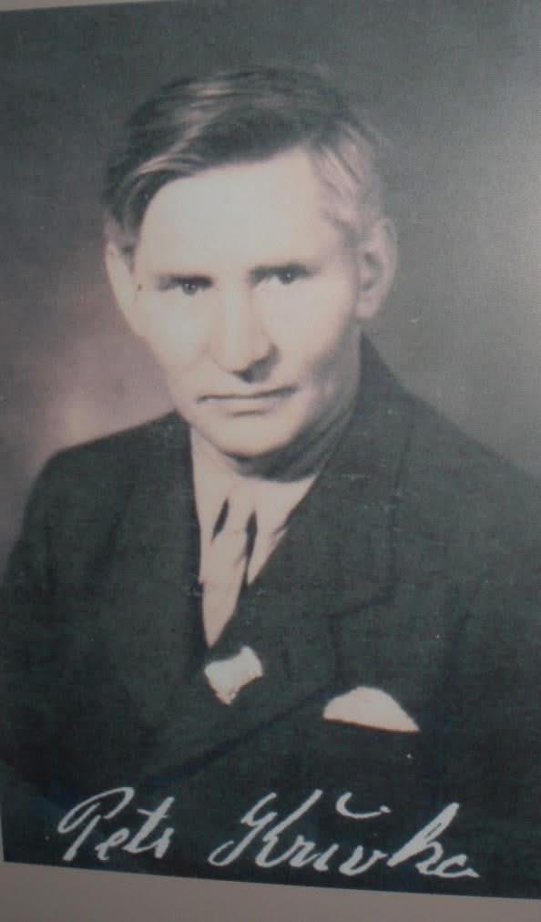 18. dubna 1940 byl na brněnském nádraží zatčen agenty gestapa Petr Křivka, rakousko-uherský voják, československý legionář a voják, účastník zahraničního odboje, třetího odboje 1948–1989 a oběť komunistické justice. 
Po zadržení ho odvezli v pracovním oděvu do Kounicových kolejí,