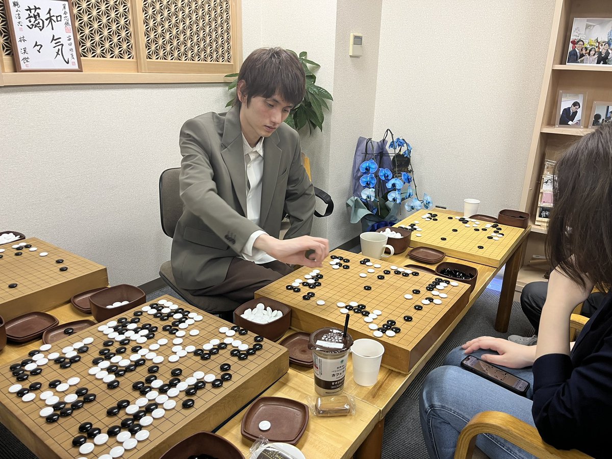 大西研也プロによる指導碁は夜7時でも満席です！ 社会人世代がリアルで