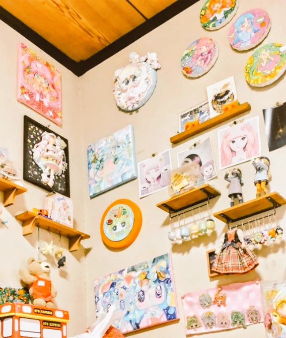 ニートで実家暮らしで創作活動を細々してて言わいるこどおば状態なのだがまあ言いたいことはあるだろうけど私の部屋見てってよ 