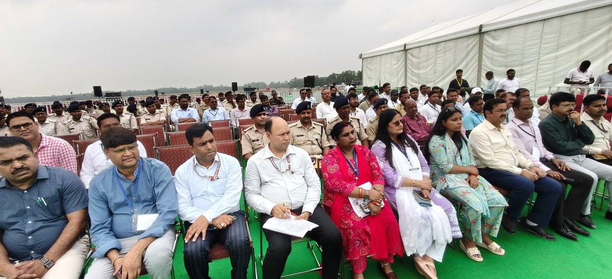 DC_Ranchi's tweet photo. आज आर्मी ग्राउंड खोजा टोली नामकुम में दिनांक 19 एवं 20 अप्रैल 2025 को होने वालें भारतीय वायु सेना (IAF) की एयर शो (Air Show) को लेकर कार्यक्रम की तैयारी को लेकर सभी सम्बंधित जिला स्तरीय वरीय पदाधिकारियों, पुलिस पदाधिकारियों के साथ कार्यक्रम स्थल पर ब्रीफिंग करते हुए उन्हें विधि व्यवस्था, सुरक्षा व्यवस्था एवं सुगम यातायात संधारण हेतु उन्हें कई आवश्यक दिशा निर्देश दिया।

भारतीय वायु सेना (IAF) की एयर शो (Air Show) को लेकर कार्यक्रम के सम्पूर्ण कार्यक्रम की तैयारी की क्रमवार समीक्षा करते हुए सबकी जिम्मेदारी तय की गई।

कार्यक्रम स्थल पर सभी आवश्यक तैयारी का जायजा लेते हुए सभी सम्बंधित पदाधिकारियों को सारी व्यवस्था सुनिश्चित और निर्धारित रूप से पूरा कराने को लेकर आवश्यक निर्देश दिए गए। 

उप विकास आयुक्त रांची, श्री दिनेश कुमार यादव, अनुमंडल पदाधिकारी सदर रांची, श्री उत्कर्ष कुमार, पुलिस अधीक्षक ग्रामीण रांची, श्री सुमित कुमार अग्रवाल, अपर जिला दंडाधिकारी विधि-व्यवस्था रांची, श्री राजेश्वर नाथ आलोक, पुलिस अधीक्षक शहर रांची, श्री राजकुमार मेहता उपस्थित थे।
@prdjharkhand 
@JharkhandCMO 
@HemantSorenJMM 
@SethSanjayMP 
@mbhajantri 
@Suryakiran_IAF