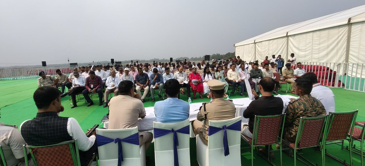 DC_Ranchi's tweet photo. आज आर्मी ग्राउंड खोजा टोली नामकुम में दिनांक 19 एवं 20 अप्रैल 2025 को होने वालें भारतीय वायु सेना (IAF) की एयर शो (Air Show) को लेकर कार्यक्रम की तैयारी को लेकर सभी सम्बंधित जिला स्तरीय वरीय पदाधिकारियों, पुलिस पदाधिकारियों के साथ कार्यक्रम स्थल पर ब्रीफिंग करते हुए उन्हें विधि व्यवस्था, सुरक्षा व्यवस्था एवं सुगम यातायात संधारण हेतु उन्हें कई आवश्यक दिशा निर्देश दिया।

भारतीय वायु सेना (IAF) की एयर शो (Air Show) को लेकर कार्यक्रम के सम्पूर्ण कार्यक्रम की तैयारी की क्रमवार समीक्षा करते हुए सबकी जिम्मेदारी तय की गई।

कार्यक्रम स्थल पर सभी आवश्यक तैयारी का जायजा लेते हुए सभी सम्बंधित पदाधिकारियों को सारी व्यवस्था सुनिश्चित और निर्धारित रूप से पूरा कराने को लेकर आवश्यक निर्देश दिए गए। 

उप विकास आयुक्त रांची, श्री दिनेश कुमार यादव, अनुमंडल पदाधिकारी सदर रांची, श्री उत्कर्ष कुमार, पुलिस अधीक्षक ग्रामीण रांची, श्री सुमित कुमार अग्रवाल, अपर जिला दंडाधिकारी विधि-व्यवस्था रांची, श्री राजेश्वर नाथ आलोक, पुलिस अधीक्षक शहर रांची, श्री राजकुमार मेहता उपस्थित थे।
@prdjharkhand 
@JharkhandCMO 
@HemantSorenJMM 
@SethSanjayMP 
@mbhajantri 
@Suryakiran_IAF