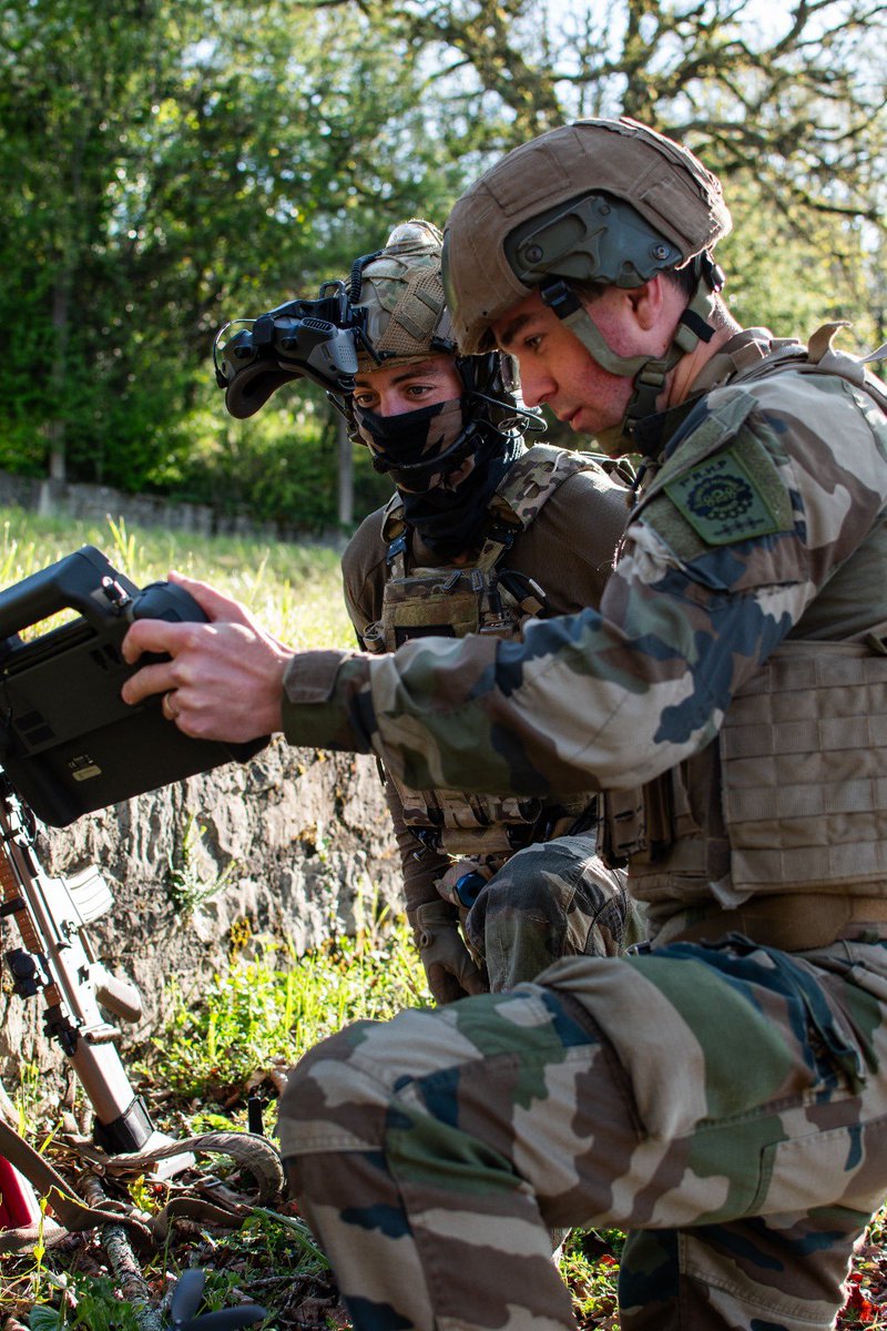 11e brigade parachutiste (@11ebp) on Twitter photo Poursuite de la formation au centre d’entraînement tactique #drones de la #11BP
➡️ emploi tactique du drone #FPV en mode attaque ou bombardier ; 
➡️ actions en binôme sur des situations repérées par drone stabilisé ;
➡️ coordination tactique et analyse de situation primordiales. Poursuite de la formation au centre d’entraînement tactique #drones de la #11BP
➡️ emploi tactique du drone #FPV en mode attaque ou bombardier ; 
➡️ actions en binôme sur des situations repérées par drone stabilisé ;
➡️ coordination tactique et analyse de situation primordiales.