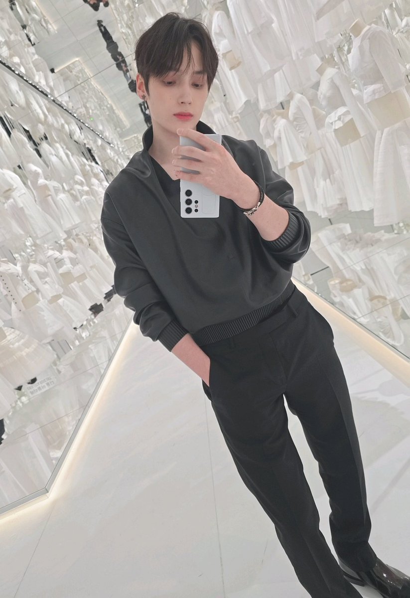 translatingTXT's tweet photo. [250418] weverse dm 🐧💬

🐧 today was so much fun!
🐧 the outfits were so pretty~
🐧 (cute tone) i even took a picture inside the mirror room hehe https://t.co/XLaobGM9A0
