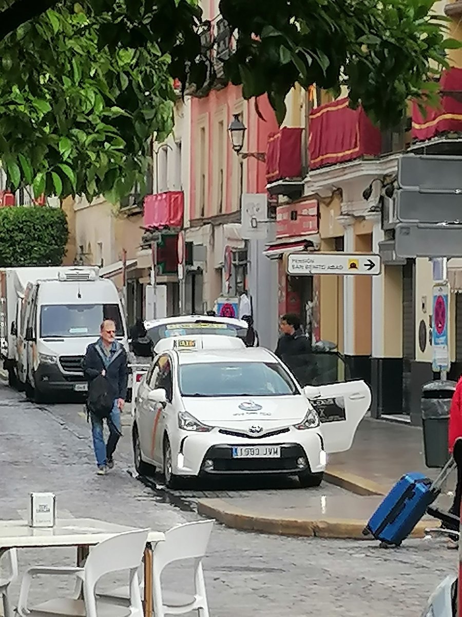 monsecu's tweet photo. Llego a la parada de taxis de Sta María la Blanca, el taxista nos pregunta si vamos a Sta Justa, al decirle que no, que vamos a Virgen de Luján nos dice que salgamos a la Avenida, que esa parada es sólo para turistas..... ¿Desde cuándo es así? @Ayto_Sevilla. https://t.co/k0mh83Q7EH