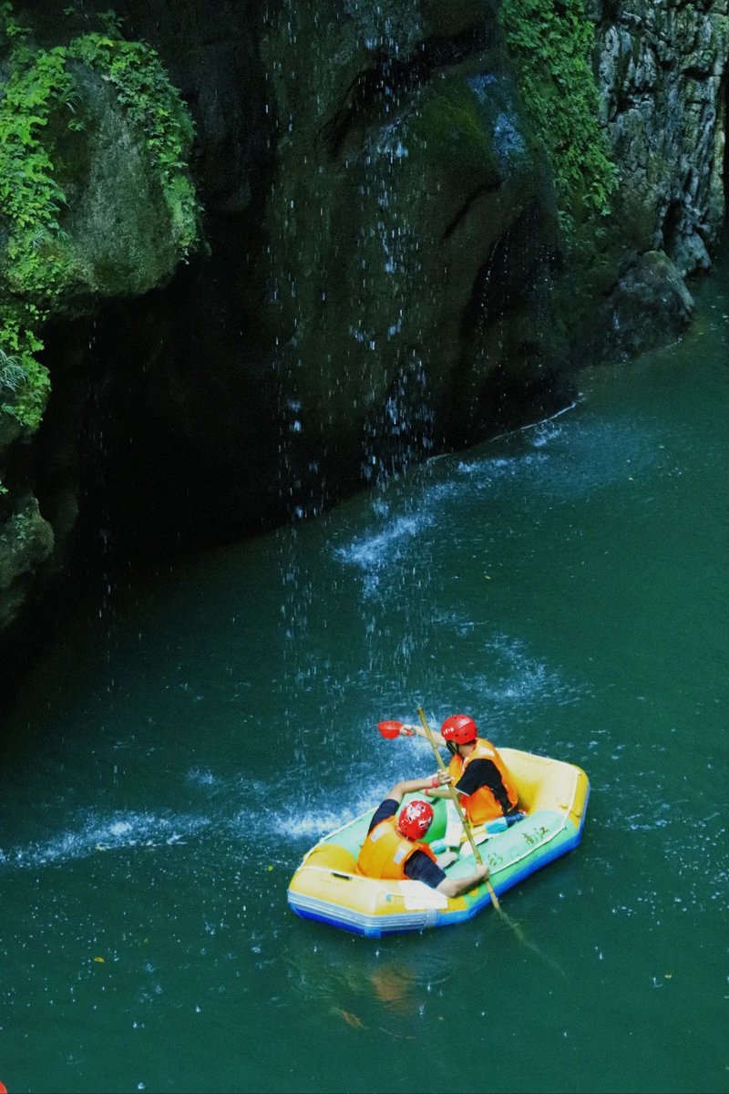IMTAOFFICIAL's tweet photo. #MountainExperiences: Embrace Nature and Experience the Thrill of Rafting🤩🌊
Mountain drifting is an exhilarating water sport that blends adventure with leisure. Utilizing the natural elevation drop of mountain rivers, it allows thrill-seekers to navigate turbulent waters and experience the excitement of high-speed rafting.
Nanjiang Grand Canyon Rafting in #Guiyang, #Guizhou
Nanjiang Grand Canyon, known as the “Karst Ecological Museum,” boasts a winding and fast-flowing rafting course with significant elevation drops. Here, you can challenge various thrilling sections of the river and delight in the refreshing splashes of water.
Mount Qingcheng Rafting in #Sichuan, #China
Famous for its stunning natural scenery and rich cultural heritage, Mount Qingcheng offers a rafting experience that adds a touch of adventure to its tranquility. The river winds through dense forests, with alternating rapids and calm stretches, providing a dynamic and diverse rafting experience.
Kawarau River Rafting in #Queenstown, #NewZealand
New Zealand, known as the paradise for extreme sports, offers an iconic rafting experience on the Kawarau River. With a mix of roaring rapids and serene waters, this river provides a scenic yet thrilling journey suitable for rafters of all skill levels.
Pacuare River Rafting, #CostaRica
Recognized as one of the best rafting destinations in Central America, the Pacuare River flows through lush tropical rainforests with crystal-clear, fast-moving waters. As you navigate the rapids, you may also encounter diverse wildlife along the riverbanks.
Rafting Tips
🌱Safety First: Choose a licensed rafting operator and always wear a life jacket and helmet.
💡Proper Attire: Opt for lightweight, quick-dry clothing to stay comfortable. Avoid cotton, as it retains water and may hinder movement.
☀️Sun & Water Protection: Apply sunscreen and use a waterproof bag to safeguard valuables like your phone.
📸Image source: Aoi, momo From RedNote and https://t.co/U381U0tybg
🖋Editor Ⅰ: Yuli
🖋Editor Ⅱ: Helen
🖋Editor Ⅲ: Liu Guosong
#IMTA #MountainExperiences #RaftingAdventure #ExtremeSports #OutdoorThrills #RiverRafting #AdventureTravel #WaterSports #MountainRivers #RaftingTips