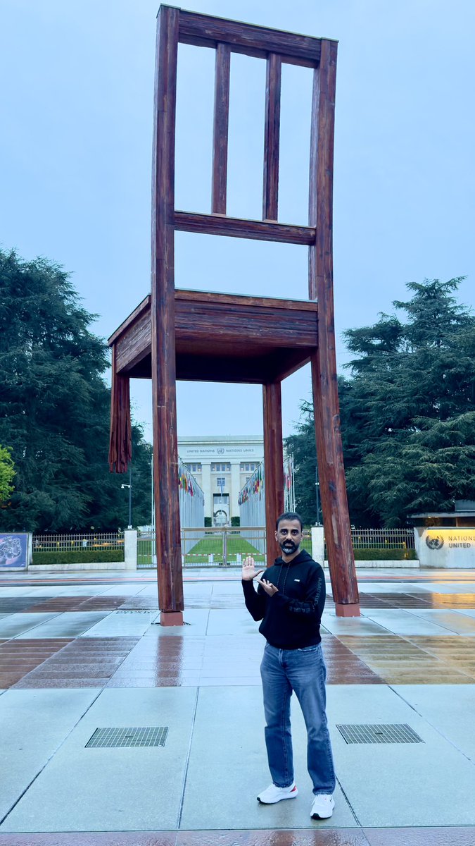 Dr_Anwar's tweet image. على بُعد خطوات من مقرّ الأمم المتحدة في جنيف، ينتصب كرسي مكسور، صامت في هيئته، صارخ في رمزيّته. قائمٌ على ثلاث أرجل، كأنّه يُجسّد إنسانية مبتورة، مزّقتها الحروب وشرّدت أحلامها. تقف عليه ذاكرة الألم، شاهدًا على ضحايا الألغام. إنه نداء صامت إلى ضميرٍ ما زال يتأخّر في الإنصات.