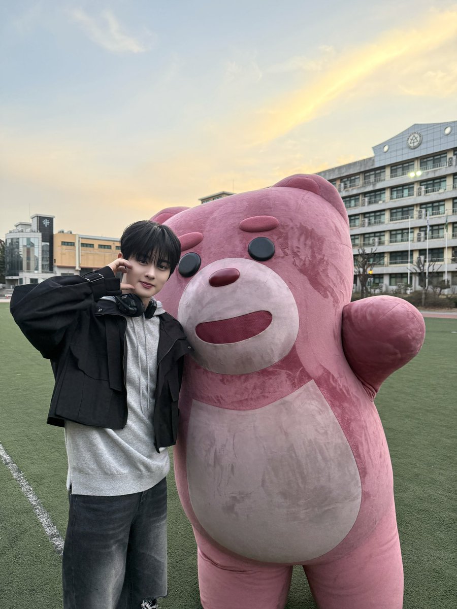 [📷] 

잘생긴 스텝? 벨리곰? 
무슨 소리를 하는 거야, 꿈꿨어?
벨리곰 우노 편 보러가야지💕

youtu.be/WENOVjOqxx0

#YOUNITE #유나이트 
#우노 #WOONO
#벨리곰