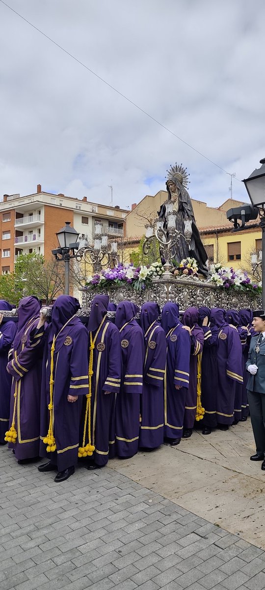 Acompañando a la Virgen de la Amargura en la #procesión de Los Pasos de Viernes Santo.
 #semanasanta2025 #músicaenvivo #músicaendirecto #bandademúsica #Palencia #aytopalencia #palenciacultura