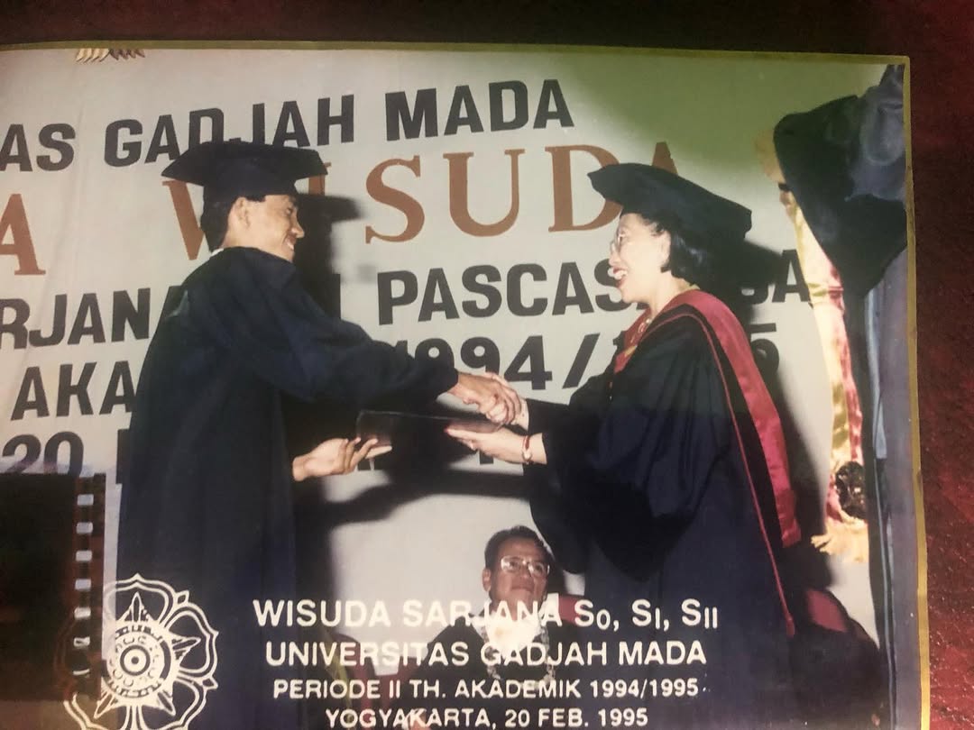 Foto Wisuda saya di UGM bulan Februari 1995, bersama Dekan Hukum UGM Maria SW Sumardjono. Asli!!