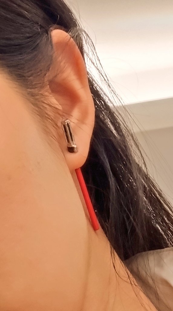 耳にライトセーバーぶっ刺してる(？)