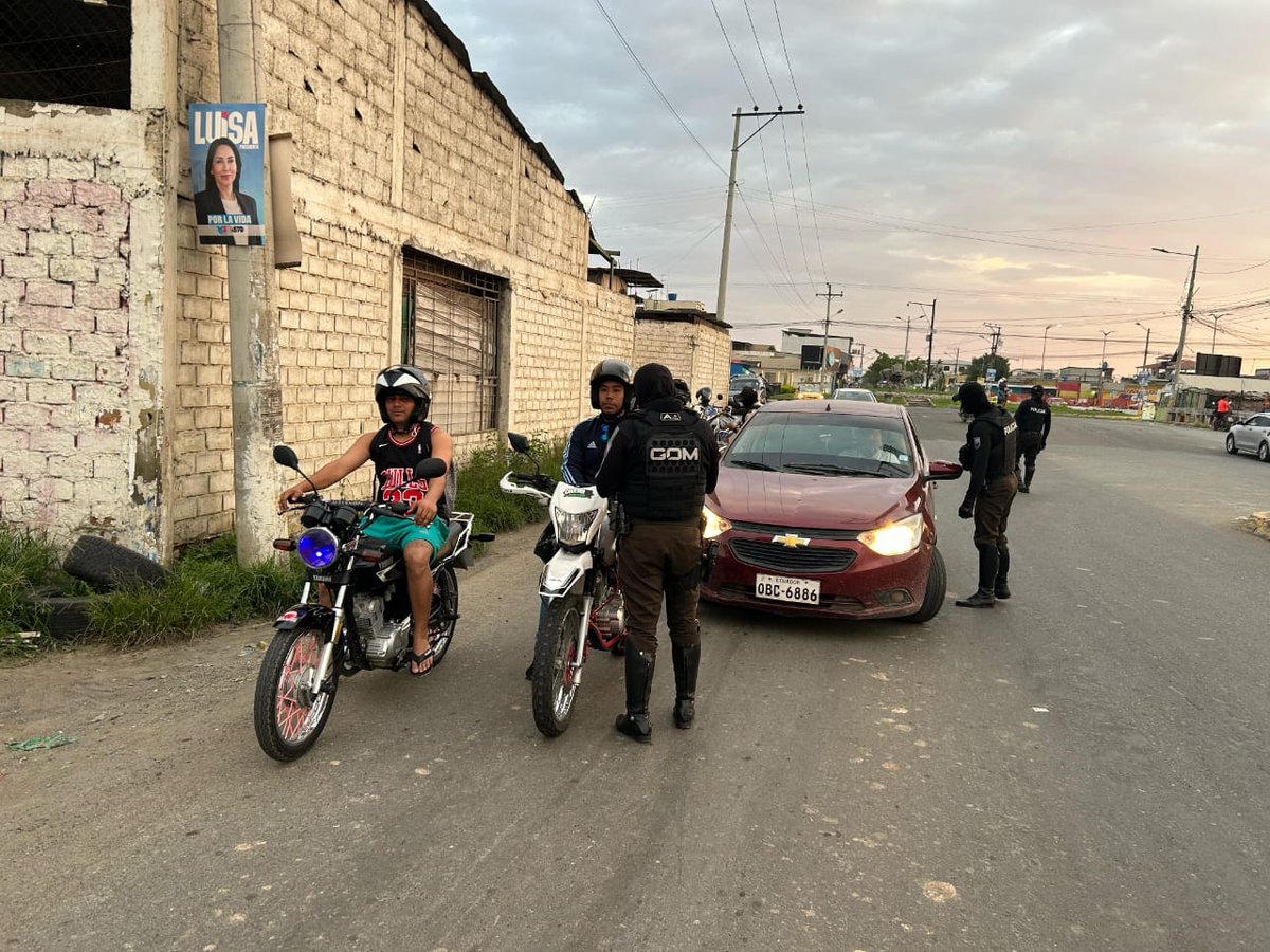 PoliciaEcuador's tweet photo. INTENSIFICAMOS LOS OPERATIVO IMPACTO👮🏻‍♂️

En #Machala, #ElOro, con el objetivo de prevenir el porte de armas, munición y sustancias sujetas a fiscalización, durante este feriado de Semana Santa, intensificamos los operativos  antidelincuenciales para reducir los delitos. 

#FeriadoConAcciónYCompromiso
#PolicíaEcuador