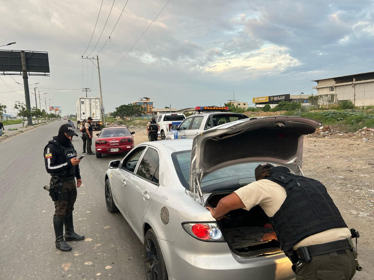 PoliciaEcuador's tweet photo. INTENSIFICAMOS LOS OPERATIVO IMPACTO👮🏻‍♂️

En #Machala, #ElOro, con el objetivo de prevenir el porte de armas, munición y sustancias sujetas a fiscalización, durante este feriado de Semana Santa, intensificamos los operativos  antidelincuenciales para reducir los delitos. 

#FeriadoConAcciónYCompromiso
#PolicíaEcuador