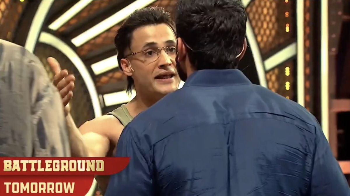 BollySpy's tweet photo. 🔥 #Battleground Alert! 🔥
⚔️ The Big Fight is ON between #AbhishekMalhan &amp; #AsimRiaz!

Aap kiski side mein ho? 💥

🔁 RT if you're with Asim
❤️ Like if you're rooting for Abhishek https://t.co/gG6DULckce