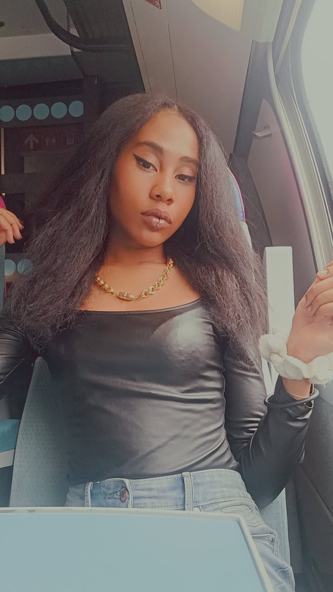 DivinCauchemar's tweet photo. ✨Il pleut aujourd'hui 🌧️

C'est donc l'occasion parfaite pour être mon bon gros lèches bottes 👅
Et t'abreuver de chaque gouttes présentes dessus 🖤

Au pied le clebs 🫰🏾👠

🎀Ebonydomme Feetdom BNWO https://t.co/cYGy8qlbEL