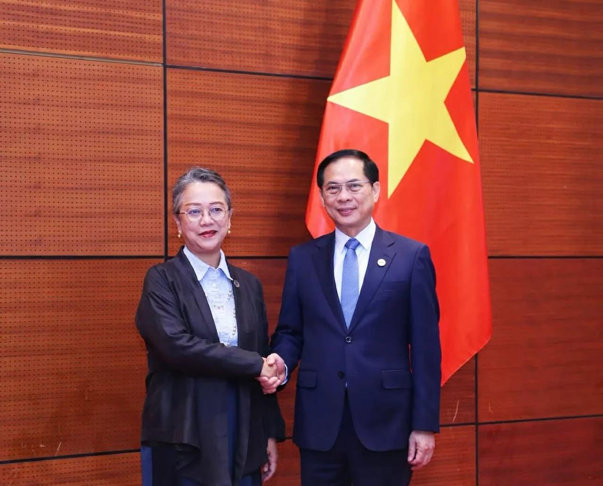UN_Armida's tweet photo. Productive meeting on the sidelines of the #P4GHanoiSummit with @FMBuiThanhSon, Deputy PM & Foreign Minister of #VietNam, to discuss #regional cooperation, #SDGProgress and the upcoming @UNESCAP #CS81. https://t.co/S2W2cbOjpN