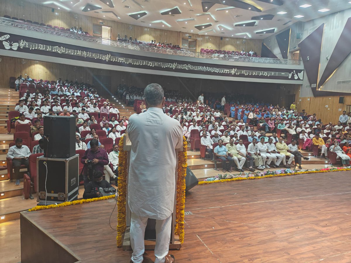 GajendraKhimsar's tweet photo. अजमेर के स्वास्थ्य क्षेत्र को नई ऊंचाइयों की ओर ले जाता ऐतिहासिक दिन!

आज जवाहरलाल नेहरू चिकित्सालय, अजमेर में स्मार्ट सिटी मिशन के अंतर्गत निर्मित नवीन मेडिसिन यूनिट का लोकार्पण हुआ। यह भवन न केवल चिकित्सा सुविधा का विस्तार है, बल्कि यह भविष्य की स्वास्थ्य संरचना का सशक्त प्रतीक भी है।

करीब ₹37.80 करोड़ की लागत से बने इस अत्याधुनिक सात मंज़िला भवन में कुल 265 बिस्तरों की व्यवस्था है। पहले चरण में दो मंज़िलों पर 120 बिस्तरों के साथ मरीजों की भर्ती प्रारंभ कर दी गई है।

भवन की विशेषताएं:

-प्रत्येक फ्लोर पर दो वार्ड, हर वार्ड में 30 बिस्तर, यानी हर मंज़िल पर 60 बिस्तरों की व्यवस्था।

-सभी बिस्तर ऑक्सीजन युक्त हैं, जिससे आपातकालीन स्थितियों में तुरंत उपचार संभव हो सके।

-भवन वातानुकूलित है, और तकनीकी दृष्टि से पूर्णतः सक्षम।

-मरीजों की सुविधा के लिए इंटरकॉम सिस्टम, सोलर एनर्जी आधारित सपोर्ट, वॉटर कूलर, स्लाइडिंग दरवाज़े, सेनिटाइज़र मशीनें, स्मार्ट टॉयलेट्स जैसी सुविधाएँ सुनिश्चित की गई हैं।

भवन की डिज़ाइन में मरीजों और उनके परिजनों की ज़रूरतों को प्राथमिकता दी गई है।यह सिर्फ एक इमारत नहीं, बल्कि सेवा का संकल्प है।

इस महत्वपूर्ण अवसर पर राजस्थान सरकार के कई वरिष्ठ मंत्रीगण, जनप्रतिनिधि, अधिकारीगण एवं चिकित्सा जगत से जुड़े कर्मठ साथी माननीय श्री वासुदेव देवनानी जी (अध्यक्ष, राजस्थान विधानसभा), श्री भगीरथ चौधरी(माननीय केंद्रीय मंत्री एवं किसान कल्याण राज्य मंत्री, भारत सरकार), श्री सुरेश सिंह रावत (माननीय मंत्री, जल संसाधन विभाग, राजस्थान सरकार) उपस्थित रहे। सभी ने इस पहल को अजमेर की चिकित्सा सेवाओं के लिए मील का पत्थर बताया।

यह नया मेडिसिन यूनिट भवन न केवल स्वास्थ्य सुविधा का विस्तार है, बल्कि यह हमारी यह प्रतिबद्धता दर्शाता है कि..

"हर व्यक्ति को सुलभ, आधुनिक और सम्मानजनक स्वास्थ्य सेवा मिले, यही हमारा संकल्प है।"

#Ajmer #SmartCityMission #जनसेवा #स्वस्थअजमेर #HealthForAll #RajasthanVikas #MedicalInfrastructure