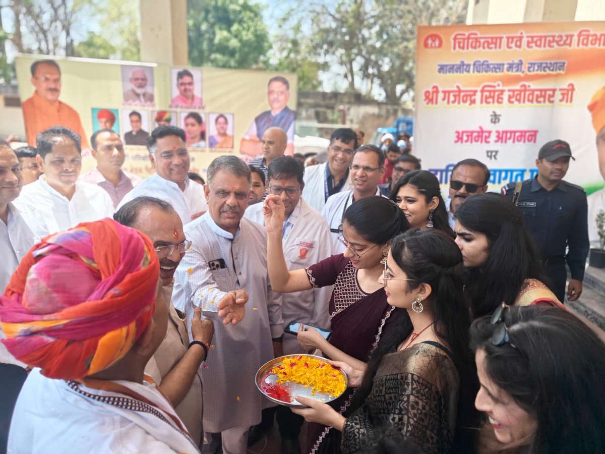 GajendraKhimsar's tweet photo. अजमेर के स्वास्थ्य क्षेत्र को नई ऊंचाइयों की ओर ले जाता ऐतिहासिक दिन!

आज जवाहरलाल नेहरू चिकित्सालय, अजमेर में स्मार्ट सिटी मिशन के अंतर्गत निर्मित नवीन मेडिसिन यूनिट का लोकार्पण हुआ। यह भवन न केवल चिकित्सा सुविधा का विस्तार है, बल्कि यह भविष्य की स्वास्थ्य संरचना का सशक्त प्रतीक भी है।

करीब ₹37.80 करोड़ की लागत से बने इस अत्याधुनिक सात मंज़िला भवन में कुल 265 बिस्तरों की व्यवस्था है। पहले चरण में दो मंज़िलों पर 120 बिस्तरों के साथ मरीजों की भर्ती प्रारंभ कर दी गई है।

भवन की विशेषताएं:

-प्रत्येक फ्लोर पर दो वार्ड, हर वार्ड में 30 बिस्तर, यानी हर मंज़िल पर 60 बिस्तरों की व्यवस्था।

-सभी बिस्तर ऑक्सीजन युक्त हैं, जिससे आपातकालीन स्थितियों में तुरंत उपचार संभव हो सके।

-भवन वातानुकूलित है, और तकनीकी दृष्टि से पूर्णतः सक्षम।

-मरीजों की सुविधा के लिए इंटरकॉम सिस्टम, सोलर एनर्जी आधारित सपोर्ट, वॉटर कूलर, स्लाइडिंग दरवाज़े, सेनिटाइज़र मशीनें, स्मार्ट टॉयलेट्स जैसी सुविधाएँ सुनिश्चित की गई हैं।

भवन की डिज़ाइन में मरीजों और उनके परिजनों की ज़रूरतों को प्राथमिकता दी गई है।यह सिर्फ एक इमारत नहीं, बल्कि सेवा का संकल्प है।

इस महत्वपूर्ण अवसर पर राजस्थान सरकार के कई वरिष्ठ मंत्रीगण, जनप्रतिनिधि, अधिकारीगण एवं चिकित्सा जगत से जुड़े कर्मठ साथी माननीय श्री वासुदेव देवनानी जी (अध्यक्ष, राजस्थान विधानसभा), श्री भगीरथ चौधरी(माननीय केंद्रीय मंत्री एवं किसान कल्याण राज्य मंत्री, भारत सरकार), श्री सुरेश सिंह रावत (माननीय मंत्री, जल संसाधन विभाग, राजस्थान सरकार) उपस्थित रहे। सभी ने इस पहल को अजमेर की चिकित्सा सेवाओं के लिए मील का पत्थर बताया।

यह नया मेडिसिन यूनिट भवन न केवल स्वास्थ्य सुविधा का विस्तार है, बल्कि यह हमारी यह प्रतिबद्धता दर्शाता है कि..

"हर व्यक्ति को सुलभ, आधुनिक और सम्मानजनक स्वास्थ्य सेवा मिले, यही हमारा संकल्प है।"

#Ajmer #SmartCityMission #जनसेवा #स्वस्थअजमेर #HealthForAll #RajasthanVikas #MedicalInfrastructure