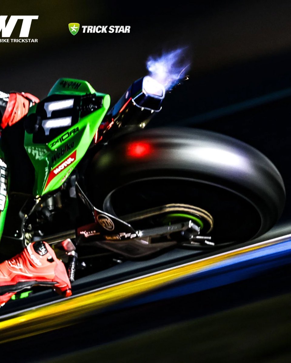kwt_japan's tweet photo. MotoGPでも、WSBKでも見られない光景。
ナイトライドは24時間耐久レースだけの特別な瞬間。
闇を裂くライト、星空に響くエンジン音。
“真のナイトライダー”が輝くのは、ここ。

#24hmotos #Kawasaki #Bridgestone #fimewc #11 #Webike #Trickstar #NightPractice #OnlyEndurance #UnderTheStars #NightRiders