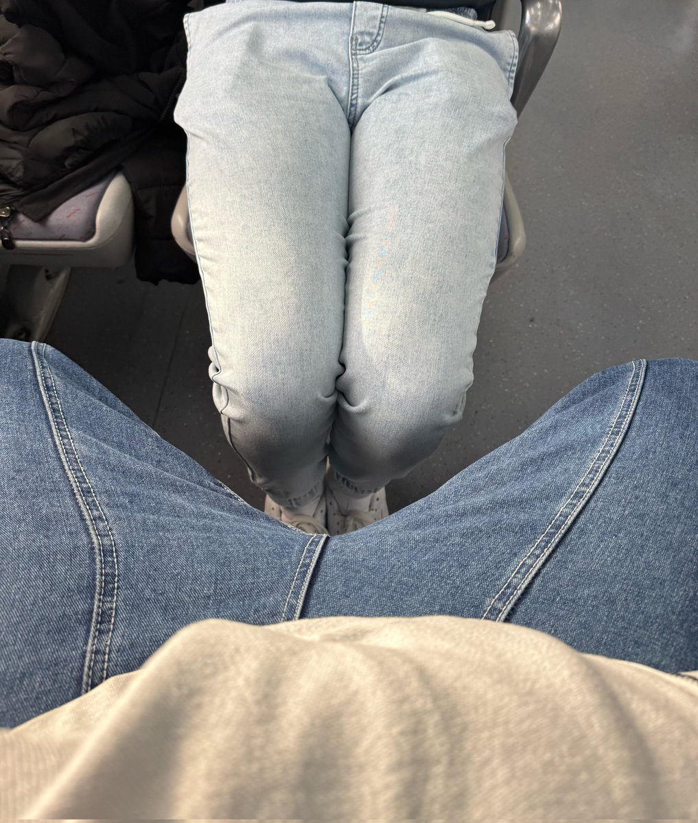 kupitote's tweet photo. Joder macho luego se están quejando pero esq no dejan casi espacio...he tenido que ir así todo el puto viaje https://t.co/2kpnJ6UQjW