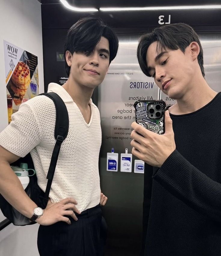 Jossgawin au

Satu dikejar cewek sekampus.
Satu lagi dikejar lamaran keluarga.
Solusinya? Pura-pura pacaran.
Smart move? Or stupidly dangerous?