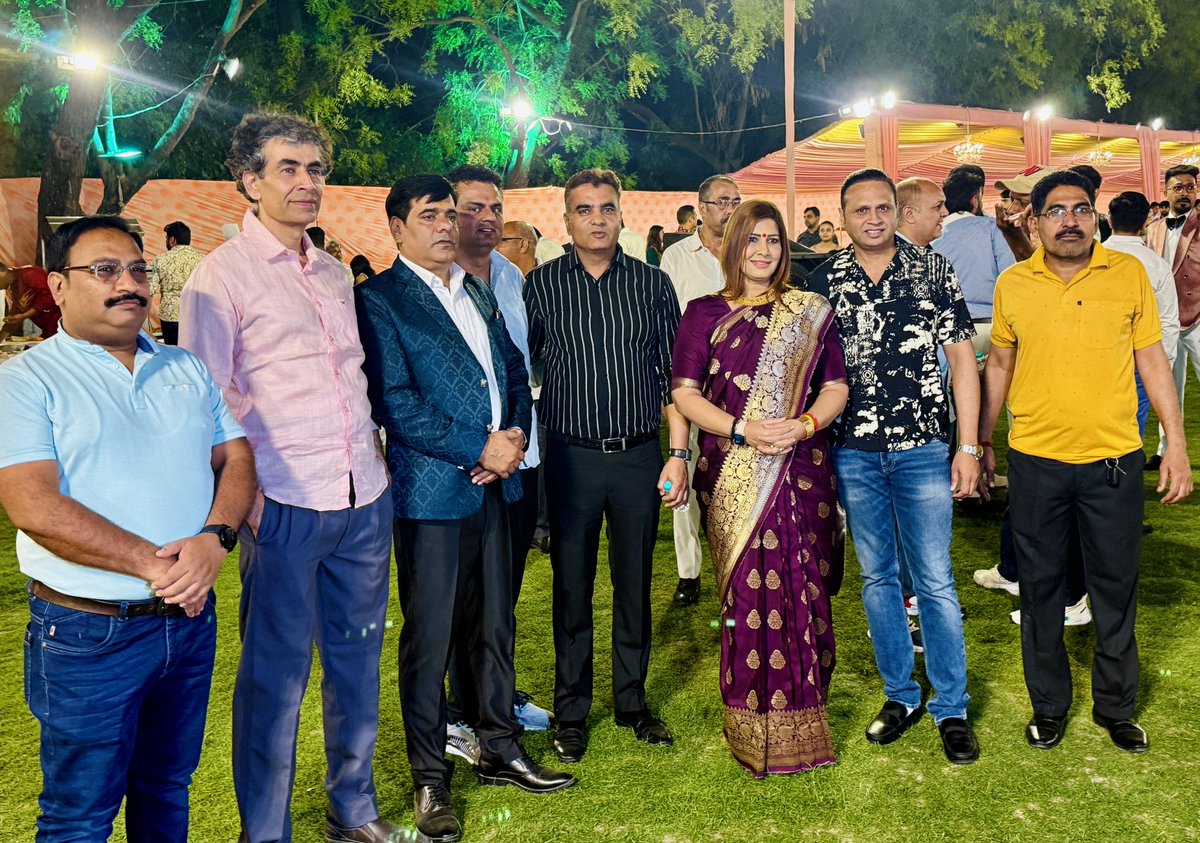 RubyPhogatYadav's tweet photo. #दक्षिणदिल्ली #लोकसभा में पारिवारिक समारोह में सम्मिलित होकर परिवार को शुभकामनाएँ प्रेषित की।
#RubyPhogatYadav
#रूबी_फोगाट_यादव
#ExCandidate #SouthDelhiLokSabha
#पूर्व_प्रत्याशी #दक्षिणदिल्ली #लोकसभा #RubyYadav https://t.co/ijmO3kLPZf