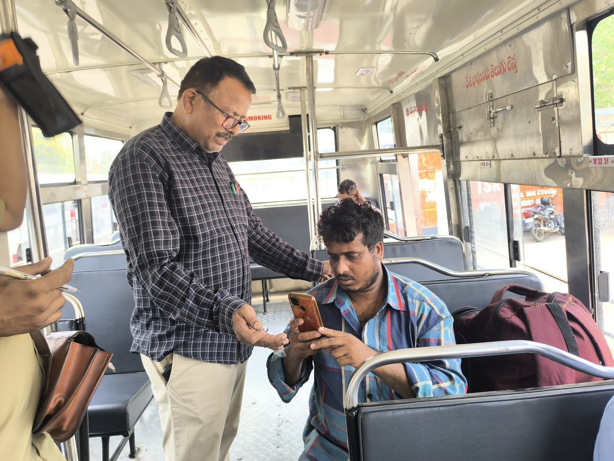 dmkcgtsrtc's tweet photo. 🌸 On the eve of #CourtesyDay, the TGSRTC Kacheguda Depot team surprised passengers with flowers & QR code tree keychains , A small gesture, a big smile! 😊
@CTM_MKTG_TGSRTC @rmhrtsrtc @TGSRTCHQ @SajjanarOffice
#CourtesyDay #TGSRTC #KachegudaDepot #CustomerFirst #GratitudeDrive https://t.co/qOsKxBJO9W