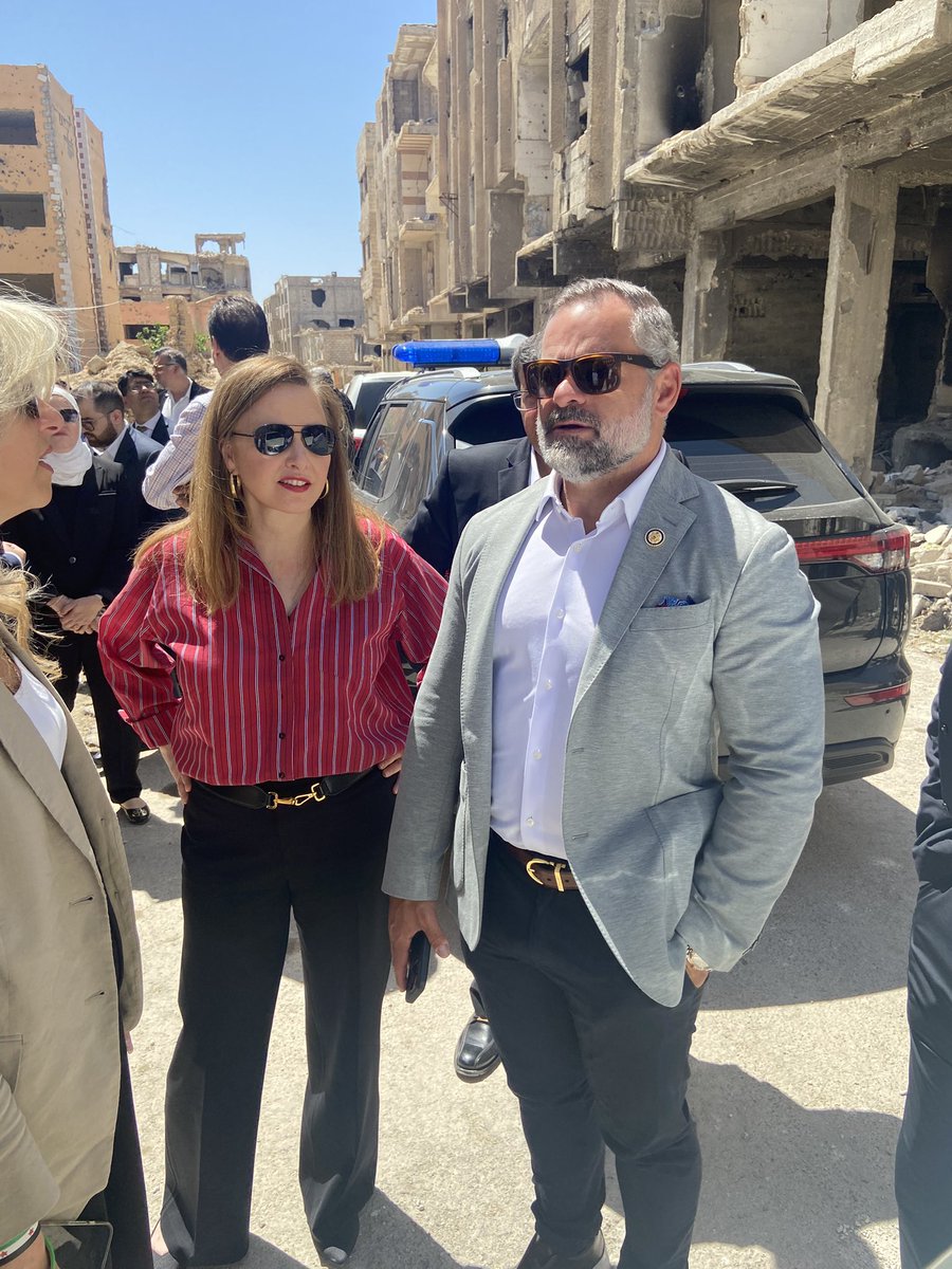 QUSAY_NOOR_'s tweet photo. #American member @CoryMillsFL in the #Jobar neighborhood destroyed by #Assad and #Iran, accompanied by @Reem_mbc and @AliaNatafgi of @SyriaSAAPP https://t.co/AycoNL4IHI