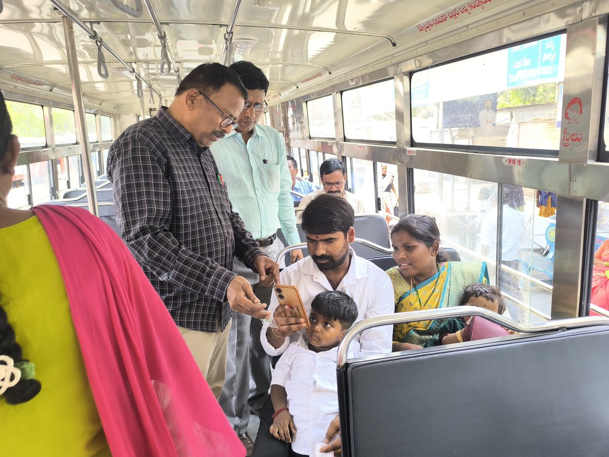 dmkcgtsrtc's tweet photo. 🌸 On the eve of #CourtesyDay, the TGSRTC Kacheguda Depot team surprised passengers with flowers & QR code tree keychains , A small gesture, a big smile! 😊
@CTM_MKTG_TGSRTC @rmhrtsrtc @TGSRTCHQ @SajjanarOffice
#CourtesyDay #TGSRTC #KachegudaDepot #CustomerFirst #GratitudeDrive https://t.co/qOsKxBJO9W