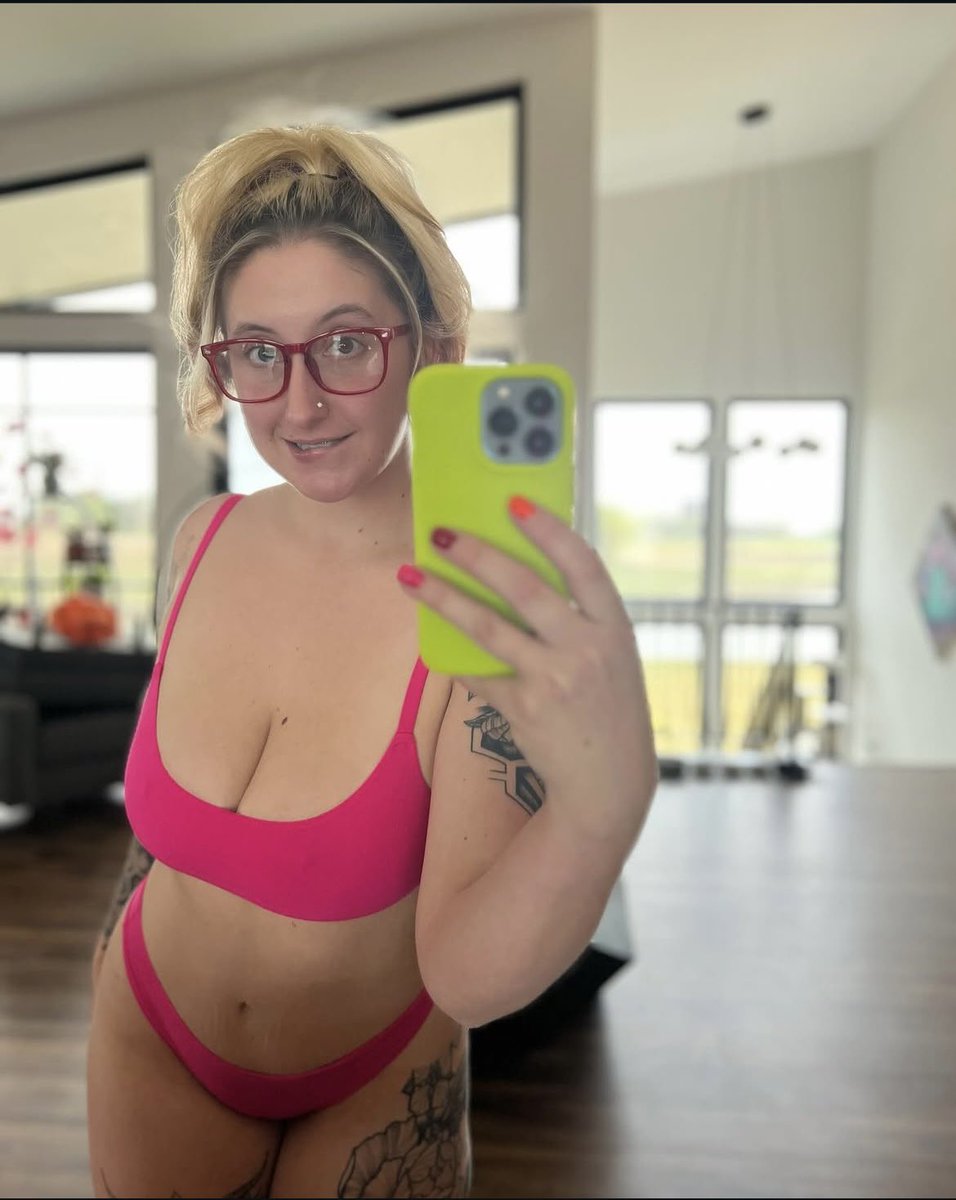 I looove my new skims stuff, I wear these sets almost daily, I have it in multiple colors and patterns.Comments and retweets to get my hot contents for token ❤️😊…It’s weekend,let’s have fun ❤️❤️❤️