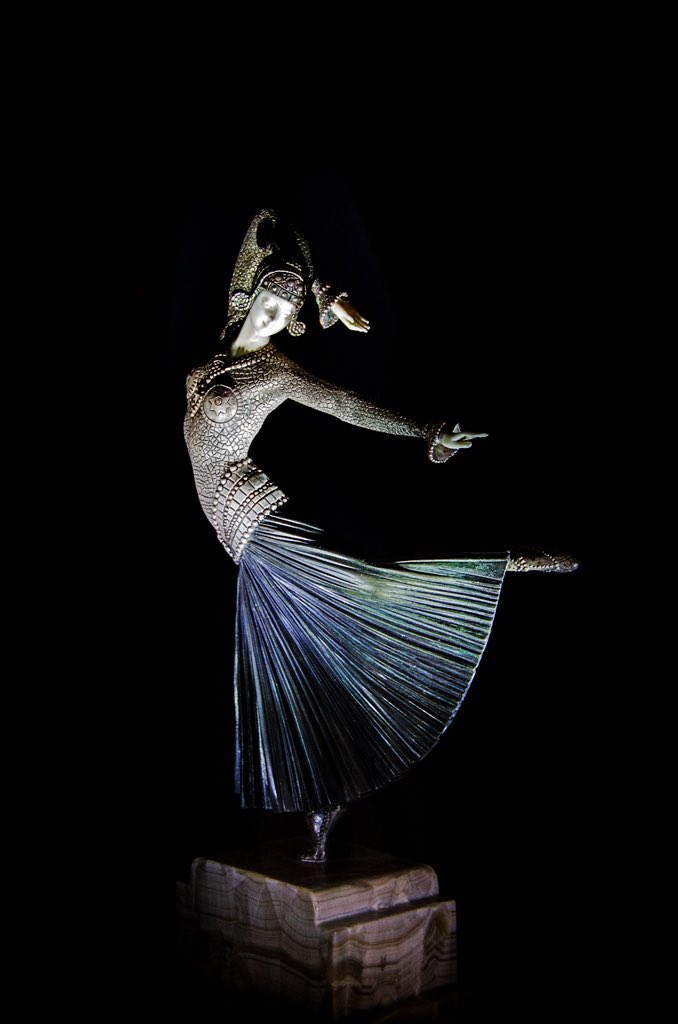 ana_b_nieto's tweet photo. De casualidad y callejeando descubrí anoche esta JOYA de museo salmantino de Art Noveau y Art Decó, que me ha conquistado con su exposición “Danzantes: mitos y leyendas”, de esculturas criselefantinas. 

Presentadas con luces y sombras puntuales y dramáticas, girando sobre el pedestal, cobran vida y misterio y nos transportan a tiempos de entreguerras. 

Influencias del cabaret berlinés, el orientalismo, los ballets rusos, la egiptomanía…

Bellísimas y hechiceras, no puedo recomendar más esta exposición @museocasalis.

PD: como no se pueden hacer fotos en el museo, os dejo la fachada de la Casa Lis, de 1905, la cafetería con su vidriera, un QR del folleto para saber más y una foto de “Noticias de Salamanca” para que os hagáis una idea 🖤